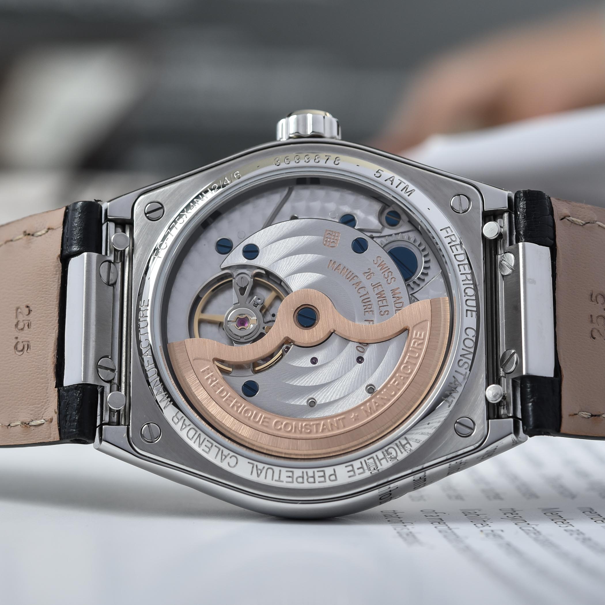 Theo đánh giá, đồng hồ đeo tay Frederique Constant mang đến vẻ đẹp hào khó của làng nghề Geneve bởi danh tiếng và thiết kế sang trọng, hiện đại