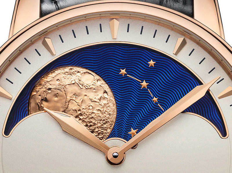 Theo thiết kế, dưới mặt số của đồng hồ là đĩa xoay mô phỏng hình ảnh hai mặt trăng tròn giống hệt nhau