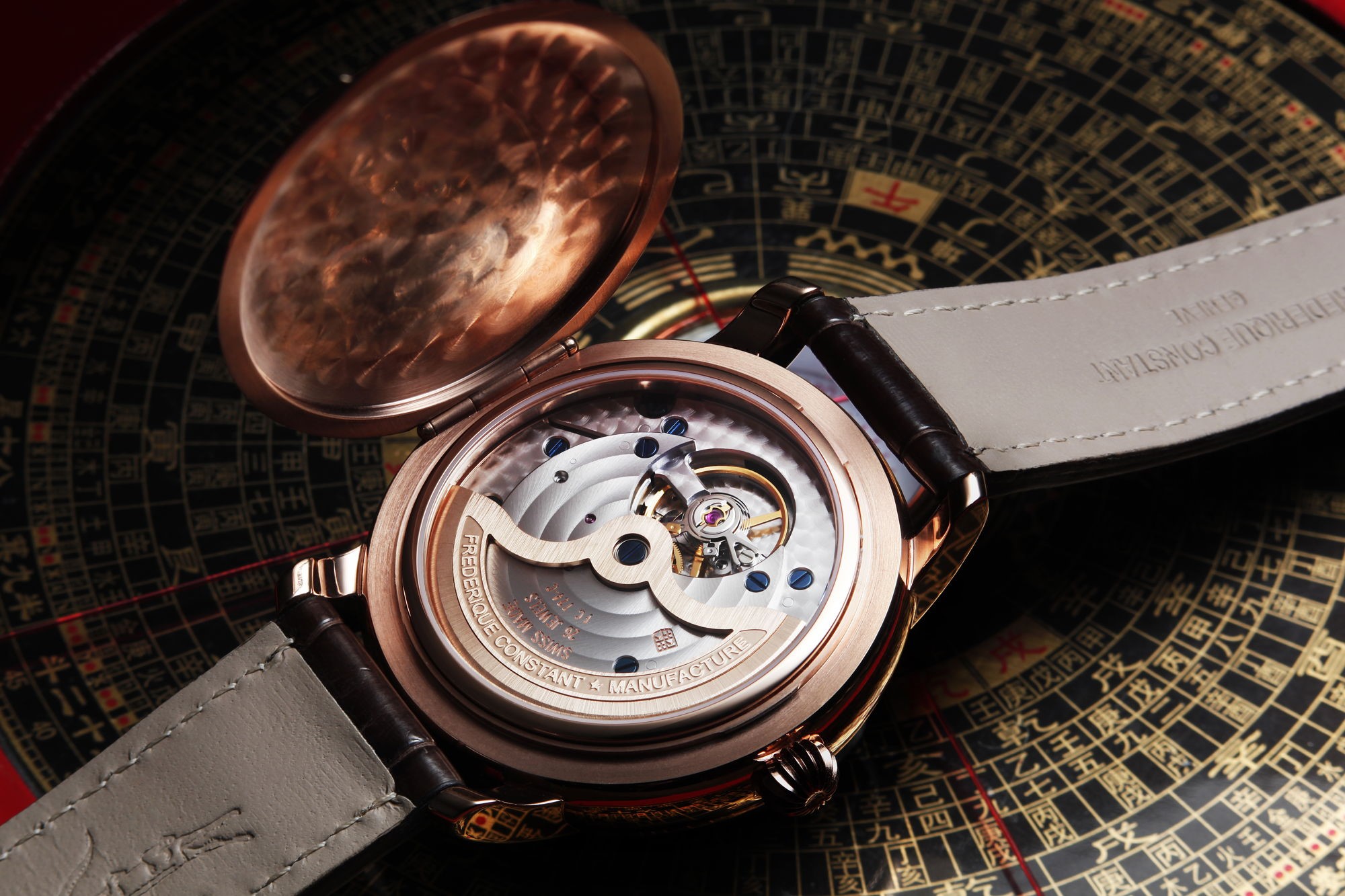 Vẻ đẹp của đồng hồ Frederique Constant tạo nên từ thiết kế đến cỗ máy bên trong