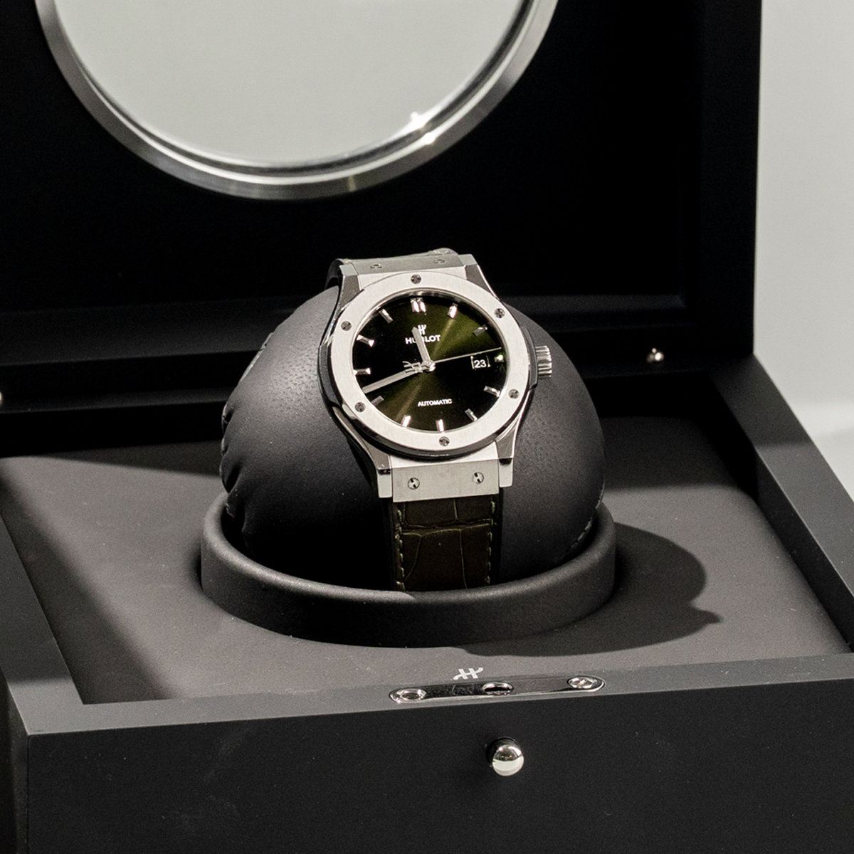 classic-fusion-titanium-green-42mm-with-leather-strap-box