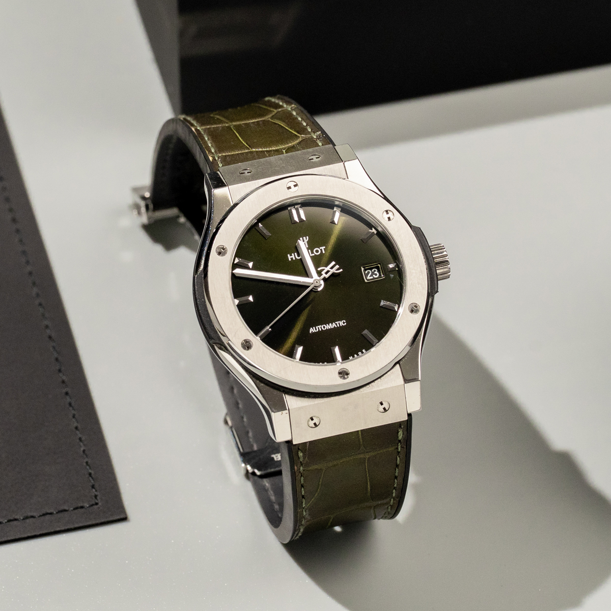 classic-fusion-titanium-green-42mm-with-leather-strap-cover