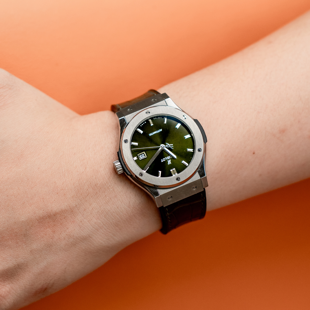 classic-fusion-titanium-green-42mm-with-leather-strap-hand-on
