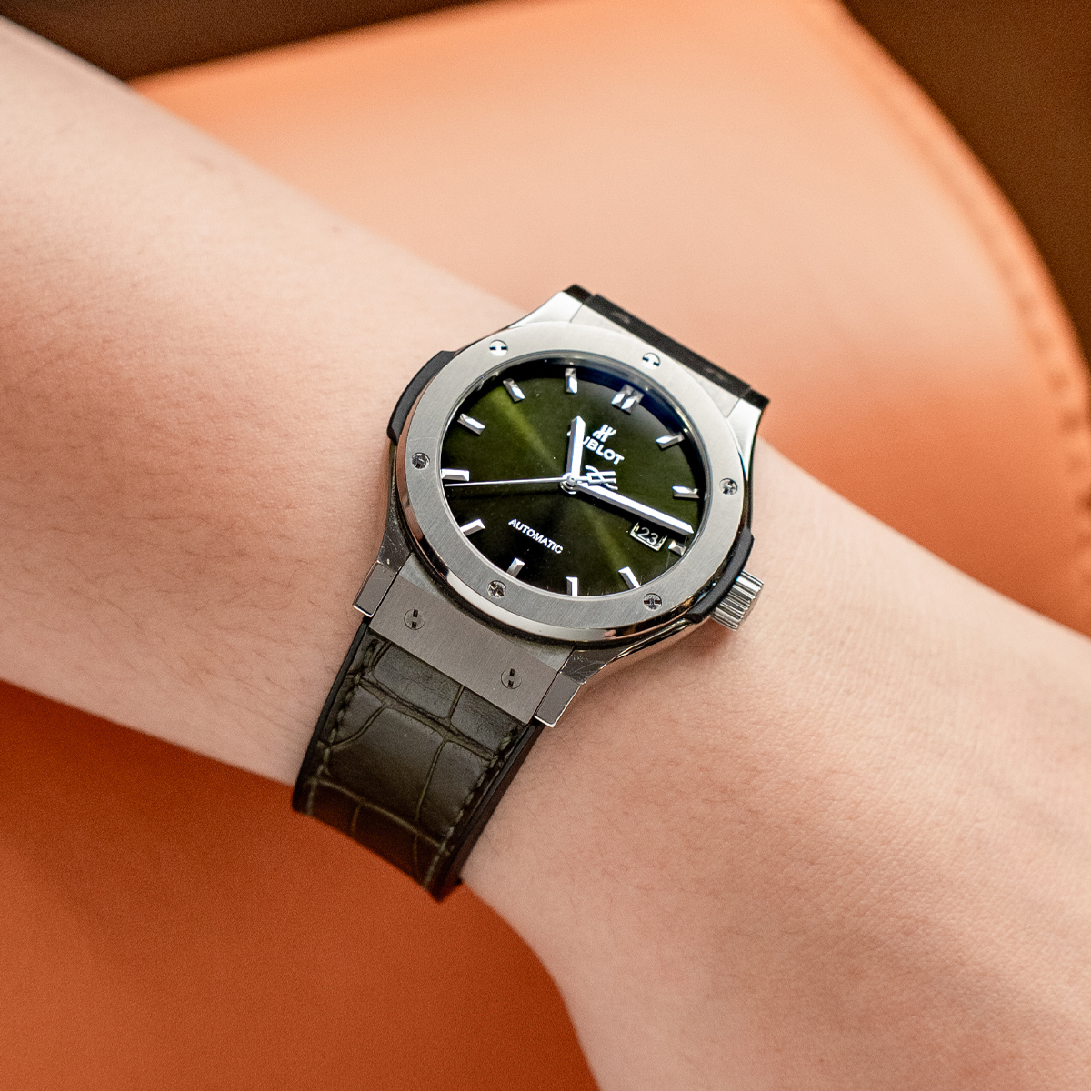 classic-fusion-titanium-green-42mm-with-leather-strap-hand-on2