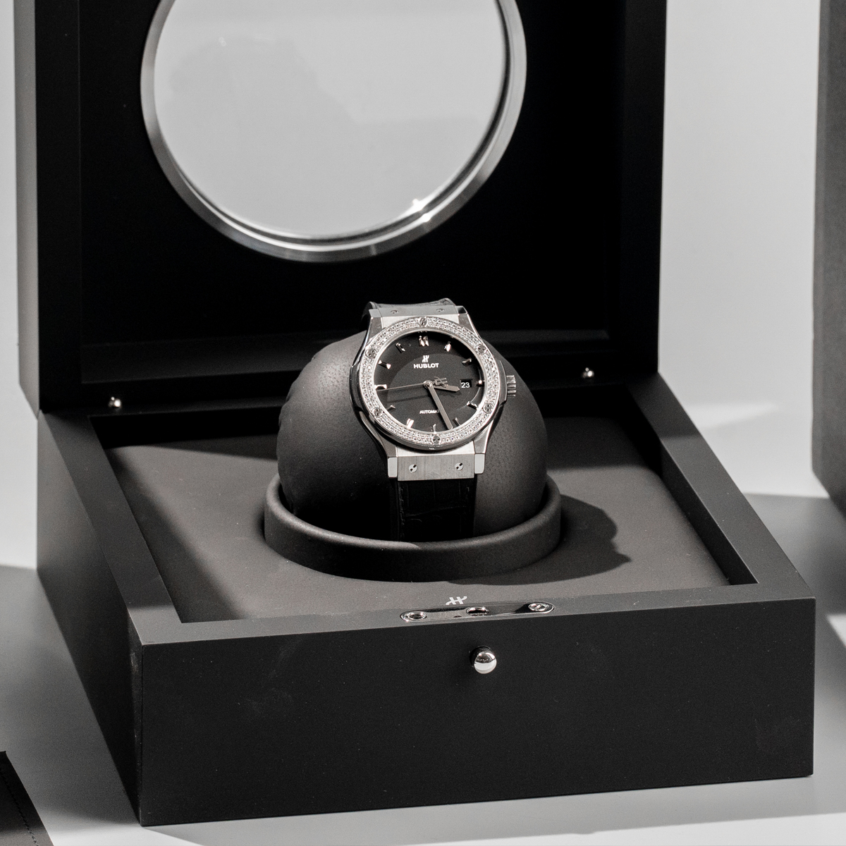 hublot-classic-fusion-titanium-42mm-leather-strap-with-natural-diamon-bezel-box hublot-classic-fusion-titanium-42mm-leather-strap-with-natural-diamon-bezel-box