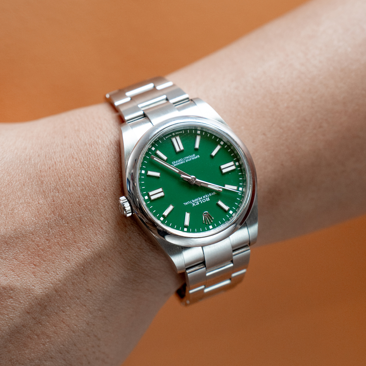 Đồng-Hồ-Nam Rolex-Oyster-Perpetual-41mm-Mặt-Số-Xanh-Lá-124300-hand