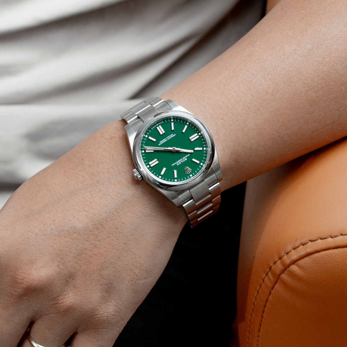 Đồng-Hồ-Nam Rolex-Oyster-Perpetual-41mm-Mặt-Số-Xanh-Lá-124300-hand1