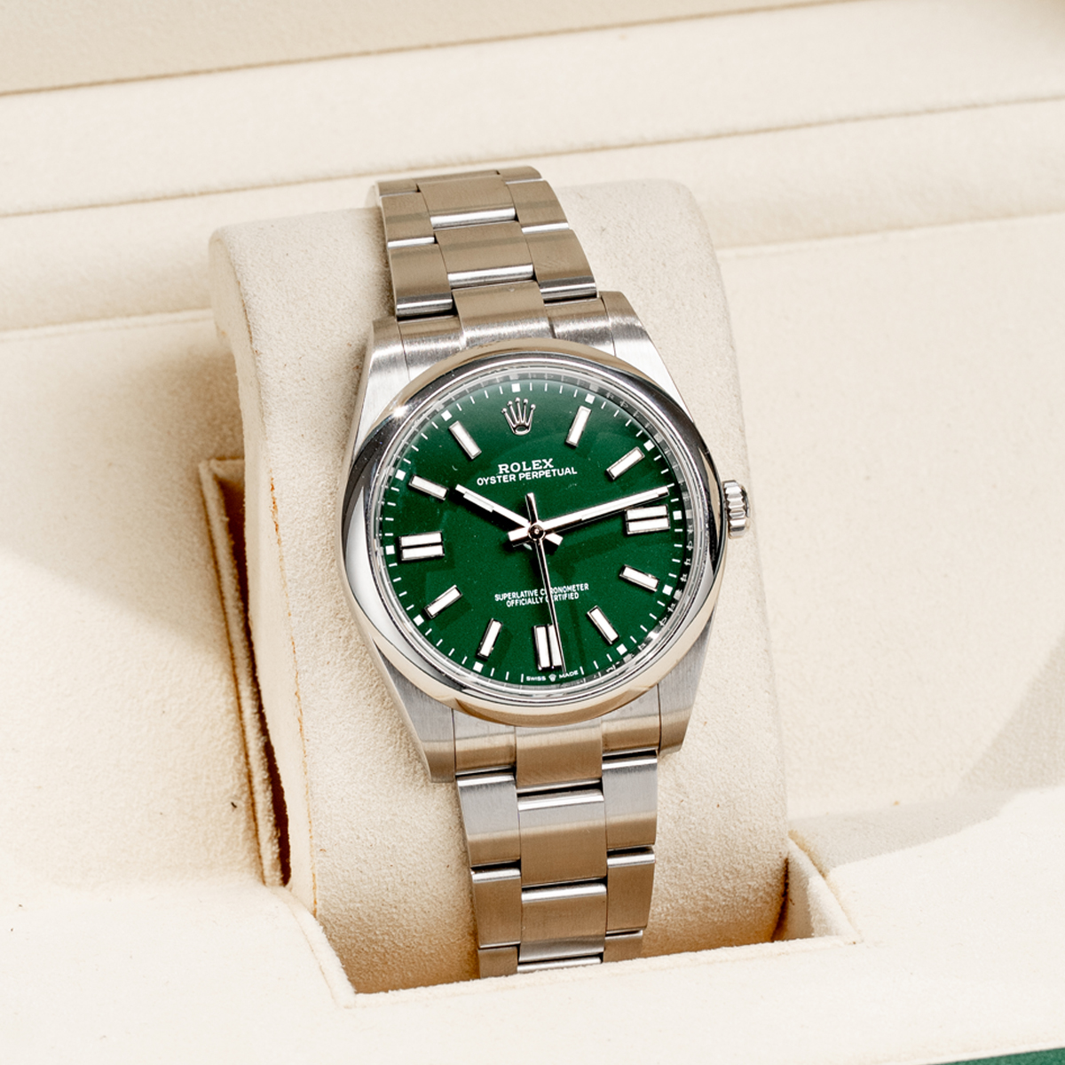 Đồng-Hồ-Nam Rolex-Oyster-Perpetual-41mm-Mặt-Số-Xanh-Lá-124300-in-side-box