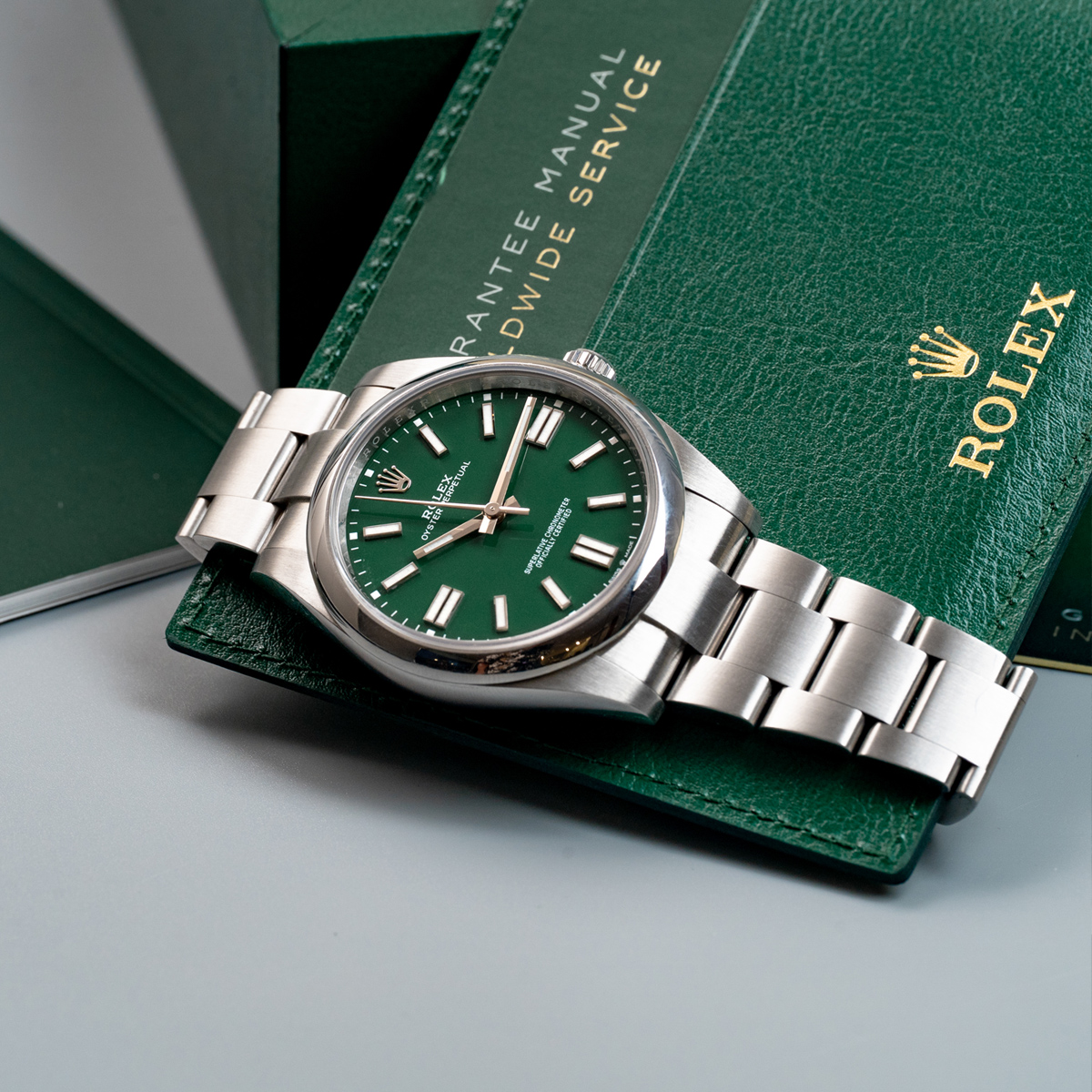 Đồng-Hồ-Nam Rolex-Oyster-Perpetual-41mm-Mặt-Số-Xanh-Lá-124300-out-side