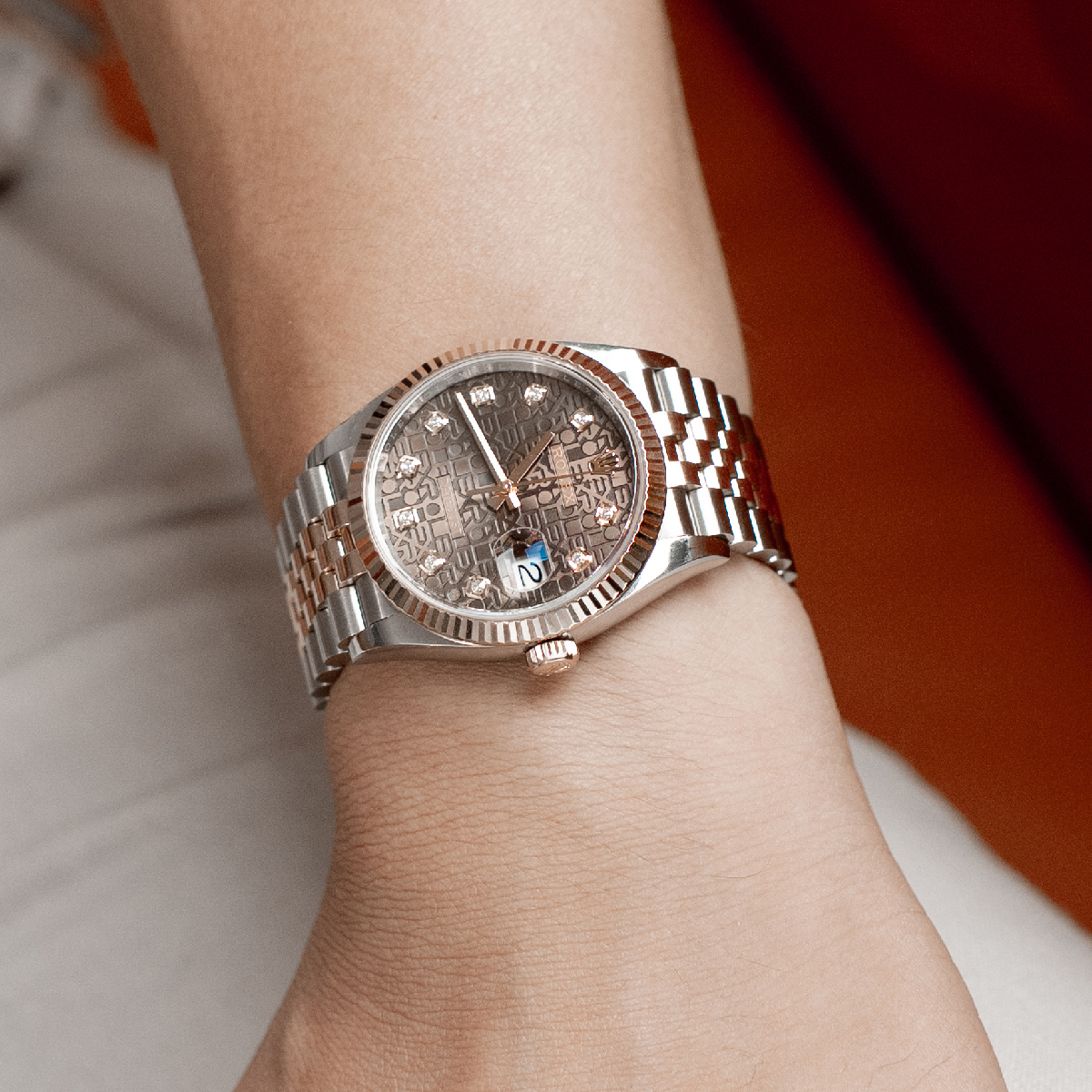 Đồng-Hồ-Rolex-Datejust-36mm-Mặt-Số-Vi-Tính-Chocolate-126231-hand