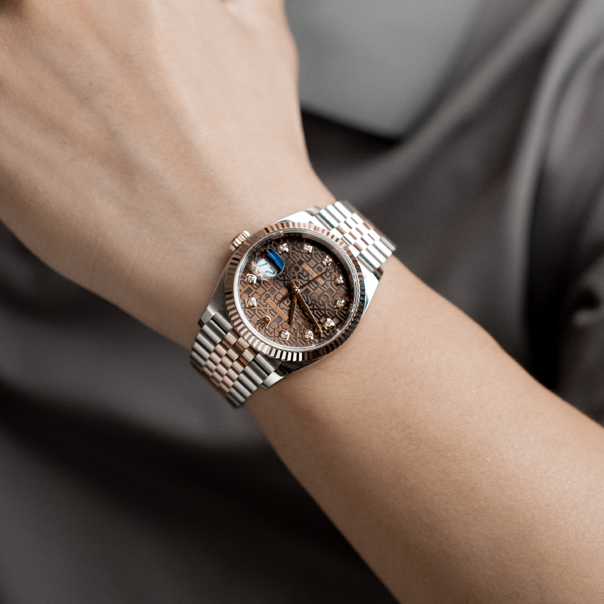 Đồng-Hồ-Rolex-Datejust-36mm-Mặt-Số-Vi-Tính-Chocolate-126231-hand1