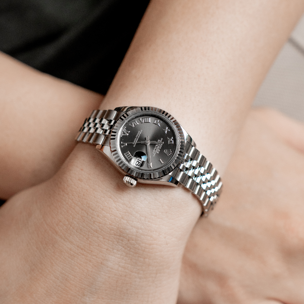 Đồng-Hồ-Rolex-Lady-Datejust-28-Mặt-Số-Xám-Đậm-279174-hand