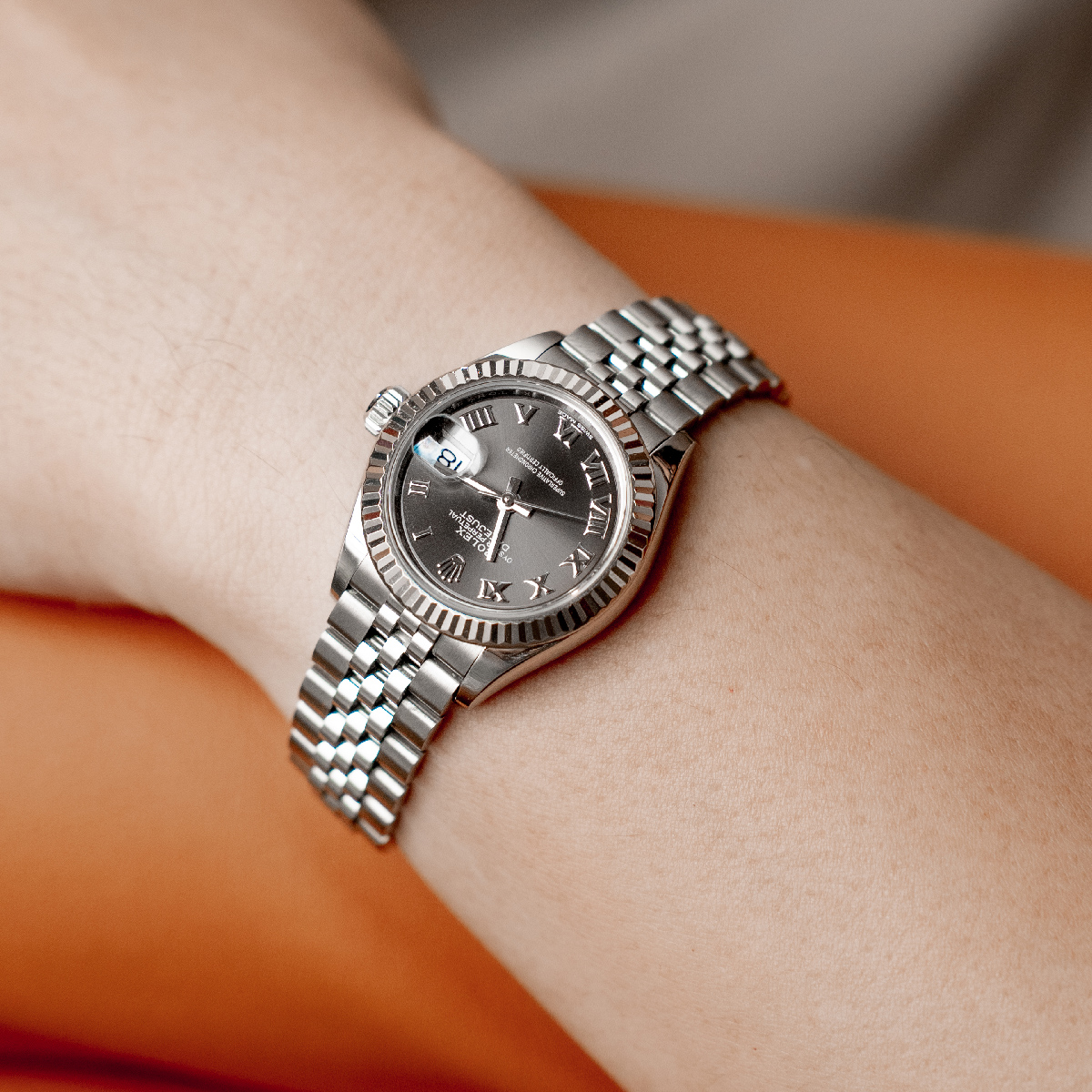 Đồng-Hồ-Rolex-Lady-Datejust-28-Mặt-Số-Xám-Đậm-279174-hand1