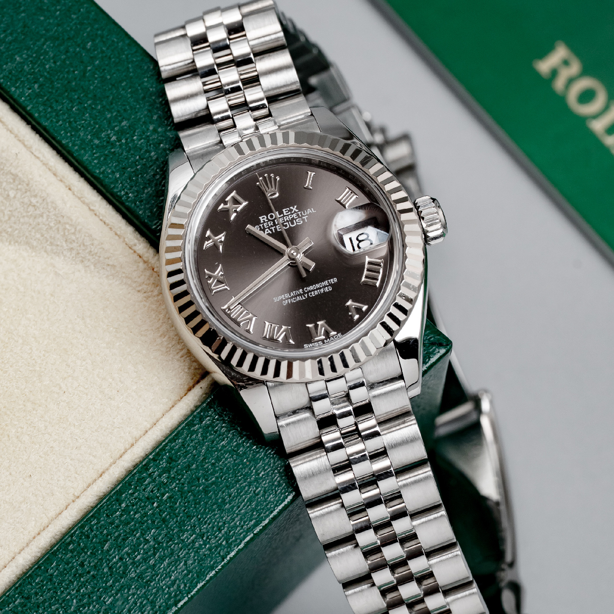 Đồng-Hồ-Rolex-Lady-Datejust-28-Mặt-Số-Xám-Đậm-279174-out-side